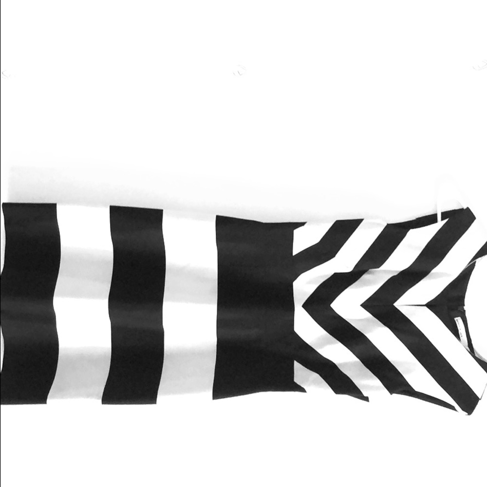 Sleek sleeveless flattering pattern dress